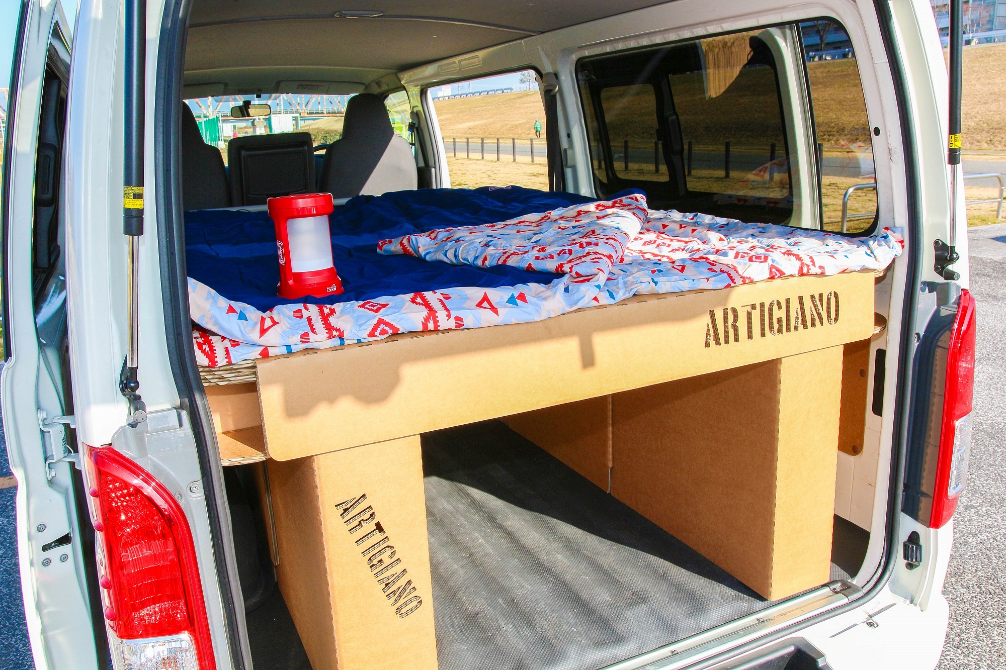 業界初 ダンボール製 ハイエース専用ベッドキット 車中泊 だけでなく 避難所 でも使えます 車のフロアマット ラグマット トランクマット ラゲッジマット カーマット専門店 アルティジャーノ