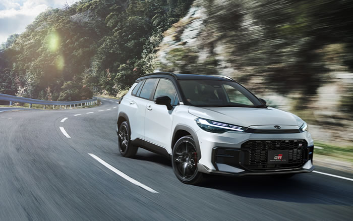 新型カローラクロス 新型 カローラクロス カロクロ 2025年新型カロクロ トヨタ TOYOTA ハニカム GR GRスポーツ ハイブリット HV Z G 2WD E-four 1.8L 2.0L プラチナホワイトパールマイカ セメントグレーメタリック シルバーメタリック マッシブグレー アティチュードブラックマイカ スパークリングブラックパールクリスタルシャイン センシュアルレッドマイカ ダークブルーマイカメタリック カローラ corolla アクティブ ボックス ラゲージ ラゲッジ トランク カーゴ 運転席 助手席 フロント リア 2列目 後部座席 ロング 長 キャンプ 車中泊 アウトドア 汚れ 防止 保護 キズ 傷 汚れ 泥 砂 水 防水 マイナーチェンジ パワートレイン グリル ボディ 内装 外装 GR SPORT マルチディメンショナルデザイン フロアマット 社外品 マット 専用 設計 日本製 国産 JAPAN