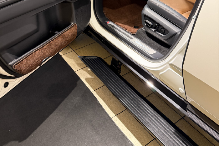 レクサス lexus GX GX550 gx550 550 レクサスGX レクサスGX550 5人 7人 バージョンL version L オーバートレイル オーバートレイル+ OVERTRAIL モデリスタ カスタム V6 3.5Lツインターボエンジン スクエア フェンダー エアロ リアスポイラー 22インチタイヤホイール 265/50R22 リム幅 7.5J TWS製 エクスパー EX-FL 鍛造 22インチホイール ミシュランパイロットスポーツ SP4 エアバルブ センターキャップ ムーンデザート テレーンカーキマイカメタリック ターボエンジン AWD シャトー オフロード オンロード アウトドア フロアマット 足元マット ラゲッジ ラゲージ トランク カーゴ 専用 設計 アルティジャーノ 社外品 カバー 保護 マット マーキュリーグレーマイカ ソニッククォーツ ソニックチタニウム チタニウムカーバイドグレー グラファイトブラックガラスフレーク テレーンカーキマイカメタリック ディープブルーマイカ サドルタン オート電動格納式 ステップ アルティジャーノ 高級 おしゃれ かっこいい セミアニリン