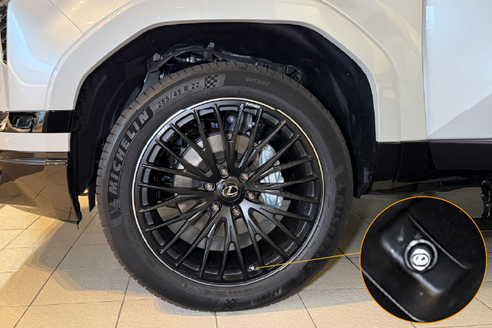 レクサス lexus GX GX550 gx550 550 レクサスGX レクサスGX550 5人 7人 バージョンL version L オーバートレイル オーバートレイル+ OVERTRAIL モデリスタ カスタム V6 3.5Lツインターボエンジン スクエア フェンダー エアロ リアスポイラー 22インチタイヤホイール 265/50R22 リム幅 7.5J TWS製 エクスパー EX-FL 鍛造 22インチホイール ミシュランパイロットスポーツ SP4 エアバルブ センターキャップ ムーンデザート テレーンカーキマイカメタリック ターボエンジン AWD シャトー オフロード オンロード アウトドア フロアマット 足元マット ラゲッジ ラゲージ トランク カーゴ 専用 設計 アルティジャーノ 社外品 カバー 保護 マット マーキュリーグレーマイカ ソニッククォーツ ソニックチタニウム チタニウムカーバイドグレー グラファイトブラックガラスフレーク テレーンカーキマイカメタリック ディープブルーマイカ サドルタン オート電動格納式 ステップ アルティジャーノ 高級 おしゃれ かっこいい セミアニリン