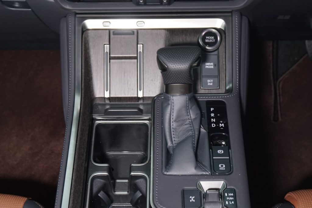 レクサス,lexus,GX,GX550,gx550,550,レクサスGX,レクサスGX550,5人,7人,バージョンL,version,L,オーバートレイル,オーバートレイル+,OVERTRAIL,モデリスタ,カスタム,オフロード,オンロード,アウトドア,フロアマット,足元マット,ラゲッジ,ラゲージ,トランク,カーゴ,専用,設計,アルティジャーノ,社外品,カバー,保護,マット,マーキュリーグレーマイカ,ソニッククォーツ,ソニックチタニウム,チタニウムカーバイドグレー,グラファイトブラックガラスフレーク,テレーンカーキマイカメタリック,ディープブルーマイカ,サドルタン,オート電動格納式,ステップ,アルティジャーノ,高級,おしゃれ,かっこいい,セミアニリン,ダッシュボードマット,ヘッドアップディスプレイ,オーディオスピーカー,ステアリング,シフトノブハンドルカバー