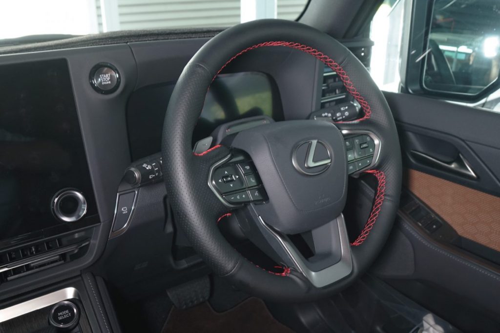 レクサス,lexus,GX,GX550,gx550,550,レクサスGX,レクサスGX550,5人,7人,バージョンL,version,L,オーバートレイル,オーバートレイル+,OVERTRAIL,モデリスタ,カスタム,オフロード,オンロード,アウトドア,フロアマット,足元マット,ラゲッジ,ラゲージ,トランク,カーゴ,専用,設計,アルティジャーノ,社外品,カバー,保護,マット,マーキュリーグレーマイカ,ソニッククォーツ,ソニックチタニウム,チタニウムカーバイドグレー,グラファイトブラックガラスフレーク,テレーンカーキマイカメタリック,ディープブルーマイカ,サドルタン,オート電動格納式,ステップ,アルティジャーノ,高級,おしゃれ,かっこいい,セミアニリン,ダッシュボードマット,ヘッドアップディスプレイ,オーディオスピーカー,ステアリング,シフトノブハンドルカバー