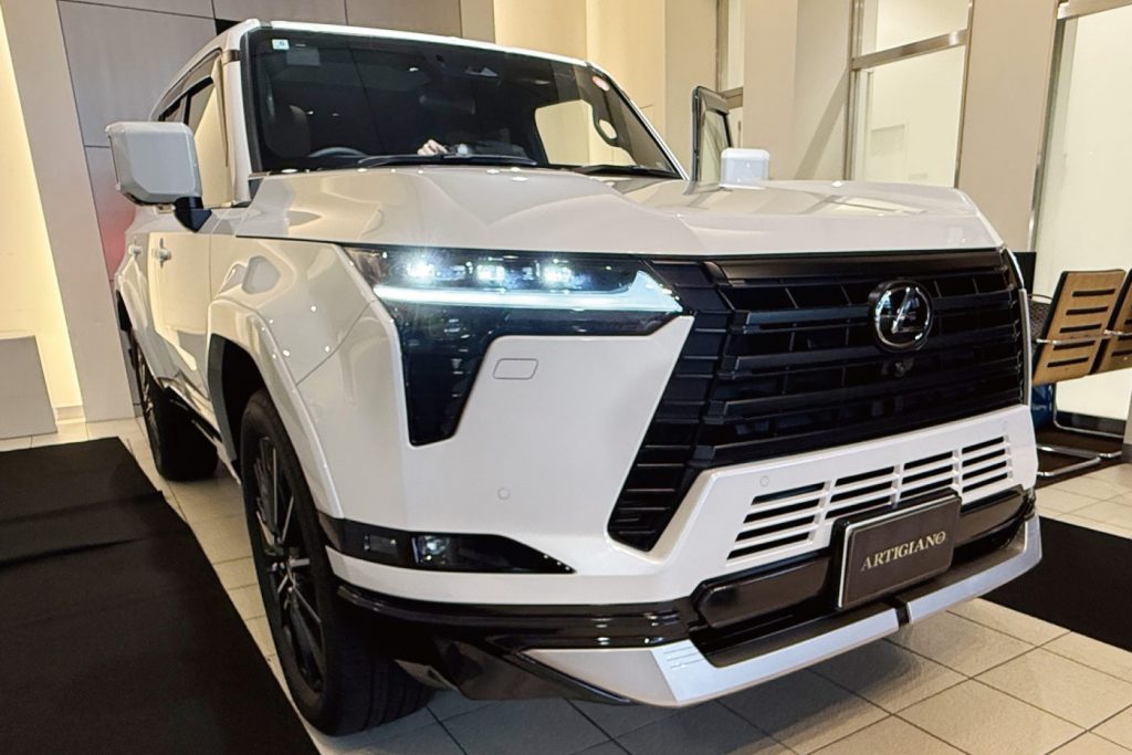 レクサス,lexus,GX,GX550,gx550,550,レクサスGX,レクサスGX550,5人,7人,バージョンL,version,L,オーバートレイル,オーバートレイル+,OVERTRAIL,モデリスタ,カスタム,オフロード,オンロード,アウトドア,フロアマット,足元マット,ラゲッジ,ラゲージ,トランク,カーゴ,専用,設計,アルティジャーノ,社外品,カバー,保護,マット,マーキュリーグレーマイカ,ソニッククォーツ,ソニックチタニウム,チタニウムカーバイドグレー,グラファイトブラックガラスフレーク,テレーンカーキマイカメタリック,ディープブルーマイカ,サドルタン,オート電動格納式,ステップ,アルティジャーノ,高級,おしゃれ,かっこいい,セミアニリン,ダッシュボードマット,ヘッドアップディスプレイ,オーディオスピーカー,ステアリング,シフトノブハンドルカバー