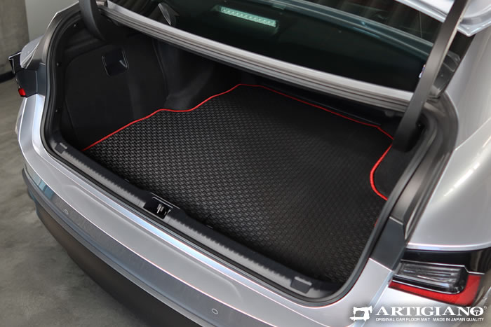 2026年1月ビッグマイナーチェンジに対応したレクサスIS30系専用ラゲッジマットを装着。