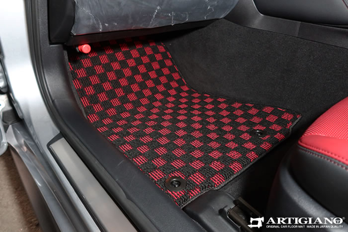 2026年1月ビッグマイナーチェンジに対応したレクサスIS30系専用フロアマットを装着。