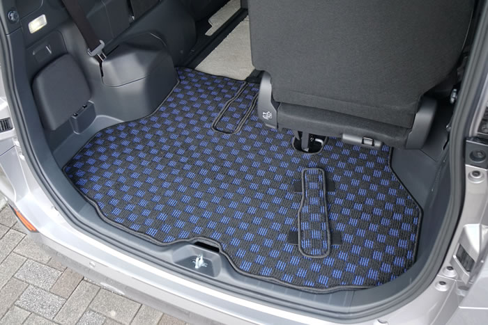 ヴォクシー90系とノア90系専用に設計したロングラゲッジマットは装着したまま3列目シートの使用が可能