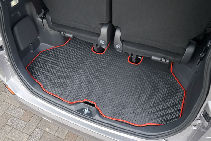 ノア ヴォクシー90系に対応した荷室用トランクマット専用設計で防水マット