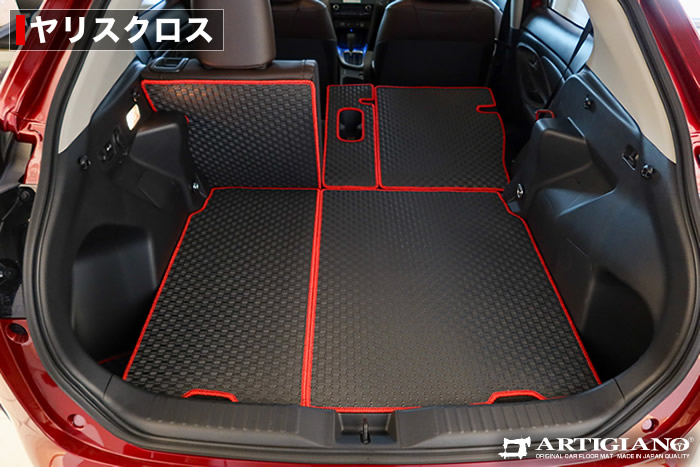 ヤリスクロスにアルティジャーノの傷防止ラバー製のロングラゲッジマットを装着しました。