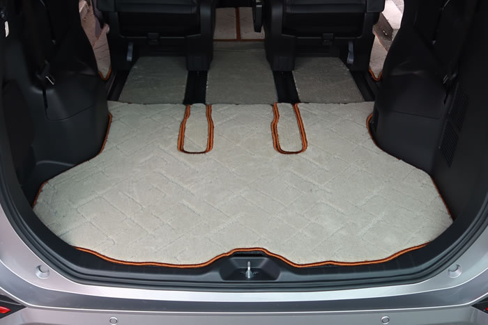 ヴォクシーとノア90系に対応するロングラゲッジマットは傷や汚れ防止に人気のカー用品