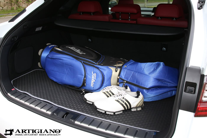 レクサスのトランクにアルティジャーノのラゲッジマットを装着しゴルフバックを積み込んだ
