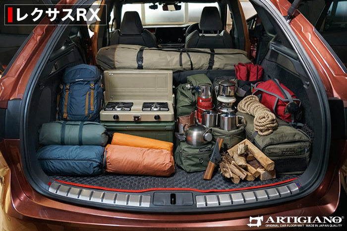 レクサスRXに汚れ防止の防水ラゲッジマットを装着し、キャンプギアを積み込んでます。