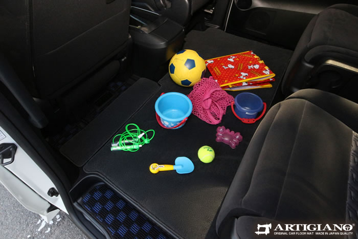 ミニバンの2列目足元純正マットの上から装着できるラグマット