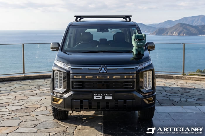 デリカD5に汚れ防止用のラグマットを装着します