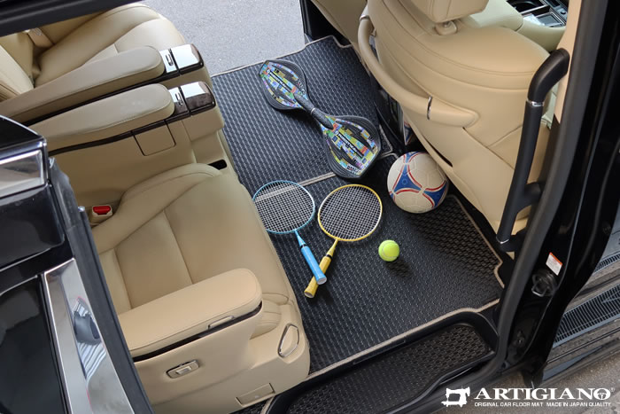 アルファード専用2列目セカンドラグマットは防水性のあるラバー生地を装着