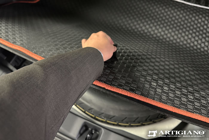 RAV4 60系GRスポーツPHEVにラバー製のラゲッジマットを装着
