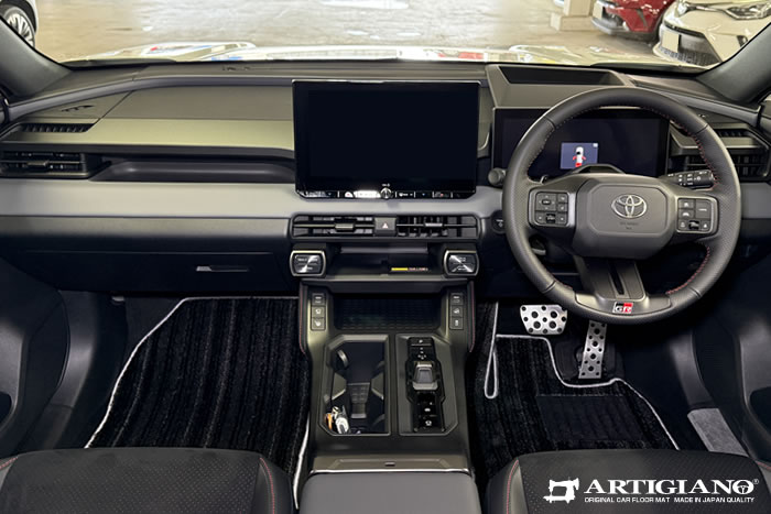 新型RAV4GRスポーツPHEVに専用フロアマットストライプ運転席マットと助手席マットを装着
