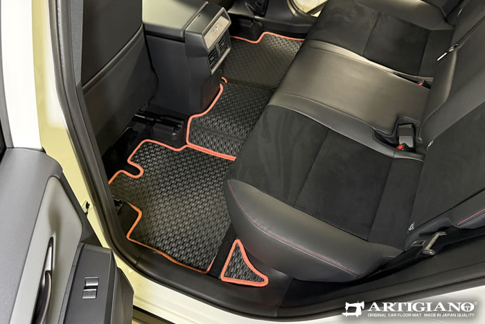 新型RAV4 GRスポーツ PHEVに防水性のあるラバー生地のフロアマットを装着
