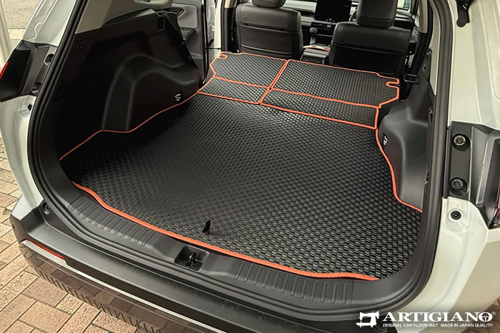 RAV4 60系 ハイブリッド車にPHEVにも適合するラバー製のロングラゲッジマットを装着