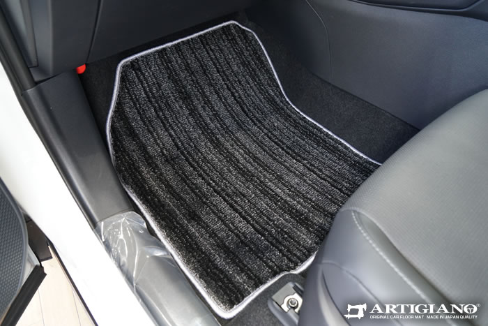 新型RAV4PHEVとGRスポーツ対応助手席マットC200ストライプ柄を装着