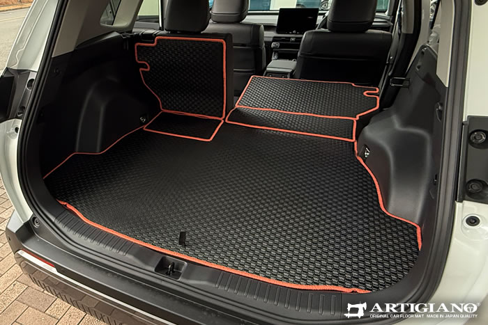 RAV4 60系 ハイブリッド車にPHEVにも適合するラバー製のロングラゲッジマットを装着し右側シートを倒した状態