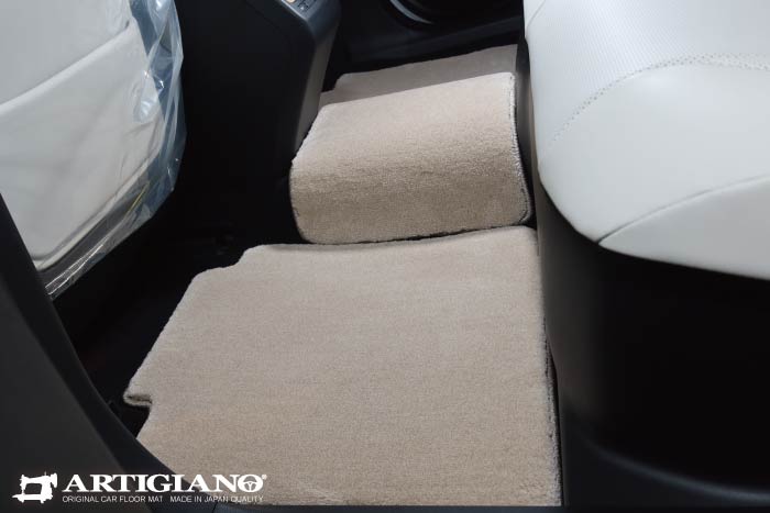 新型ES20系の2列目中央の盛り上がり部分もしっかりとカバーできる車種専用マット