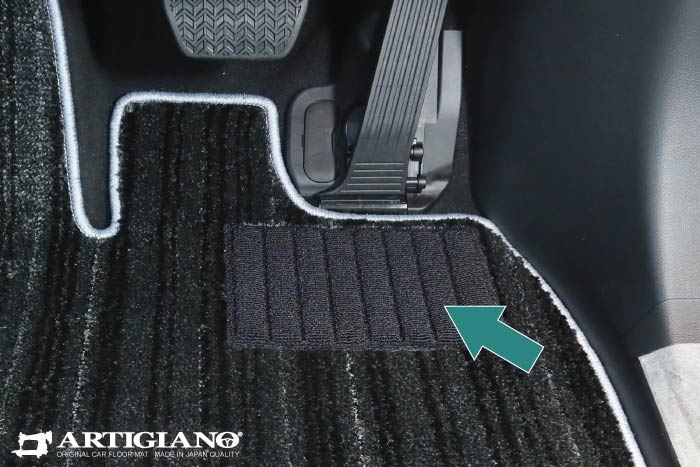 新型ES用の運転席マットには足のかかと部分にヒールパッドを装着してます