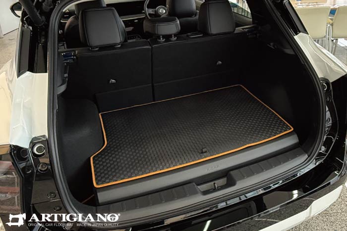 日産の新型キックスP16専用の防水性のあるラバー生地のラゲッジマットを装着