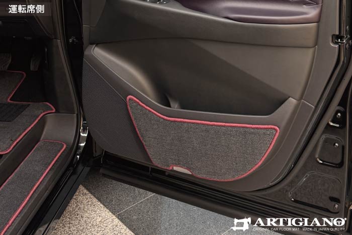 エルグランドE53用ロングラゲッジマットは純正マットの上から重ねて装着可能