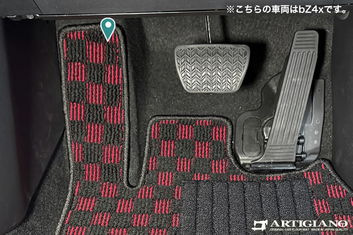 アルティジャーノのトレイルシーカー専用運転席マットはフットレストカバーが選択できます